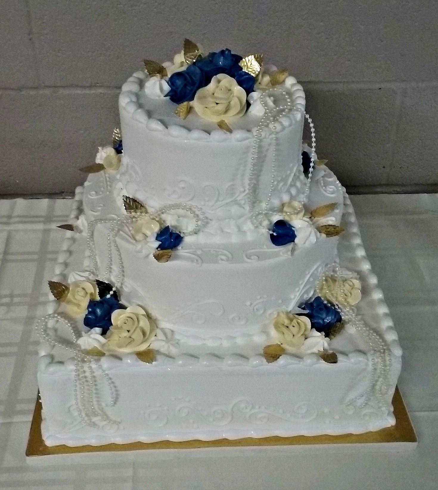 Bride's $21 Wedding Cake From Grocery Store Cracks Up TikTok